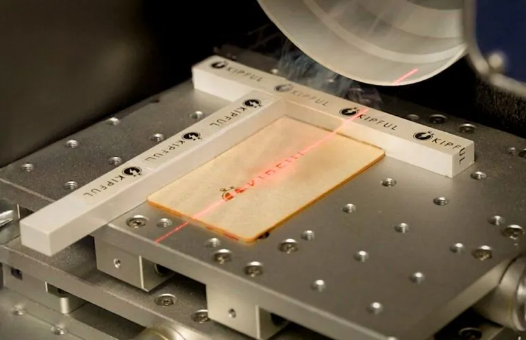 Gravure laser d'une carte bois dans l'atelier KIPFUL