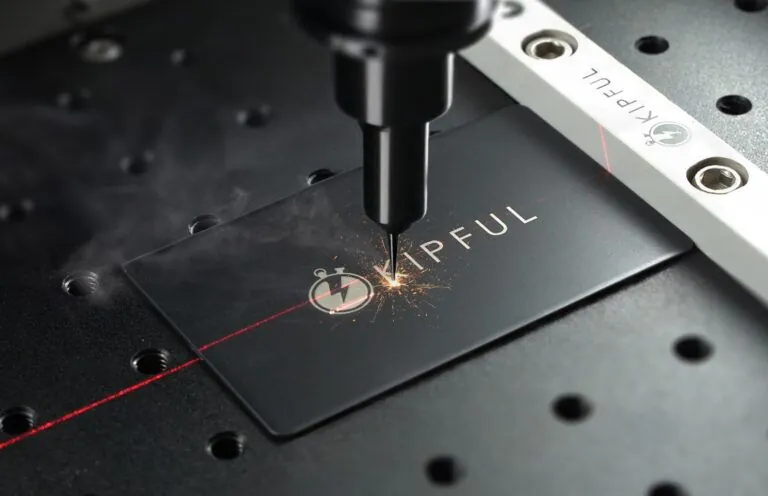 Gravure laser d'une carte métal dans l'atelier KIPFUL